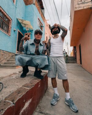 Santa Fe Klan Instagram - Que chingón saludarte carnal y que caíste al mero barrio de La Santa! 🔥 @arcangel 
PURA MUSICA DE BARRIO 💀🎶🍻
📸: @aese13