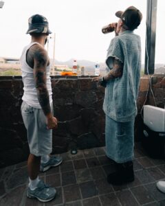 Santa Fe Klan Instagram - Que chingón saludarte carnal y que caíste al mero barrio de La Santa! 🔥 @arcangel PURA MUSICA DE BARRIO 💀🎶🍻 📸: @aese13