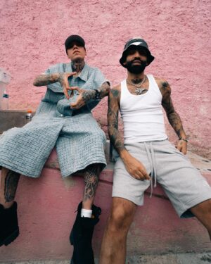 Santa Fe Klan Instagram - Que chingón saludarte carnal y que caíste al mero barrio de La Santa! 🔥 @arcangel 
PURA MUSICA DE BARRIO 💀🎶🍻
📸: @aese13