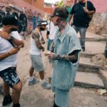 Santa Fe Klan Instagram - Que chingón saludarte carnal y que caíste al mero barrio de La Santa! 🔥 @arcangel PURA MUSICA DE BARRIO 💀🎶🍻 📸: @aese13