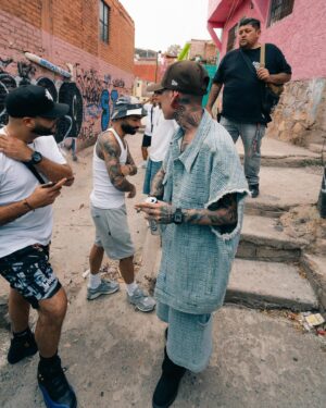 Santa Fe Klan Instagram - Que chingón saludarte carnal y que caíste al mero barrio de La Santa! 🔥 @arcangel 
PURA MUSICA DE BARRIO 💀🎶🍻
📸: @aese13