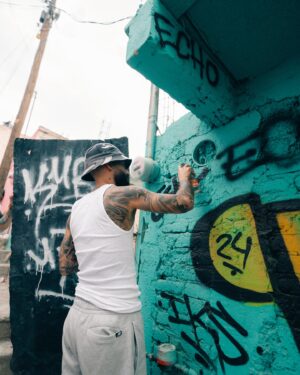 Santa Fe Klan Instagram - Que chingón saludarte carnal y que caíste al mero barrio de La Santa! 🔥 @arcangel 
PURA MUSICA DE BARRIO 💀🎶🍻
📸: @aese13