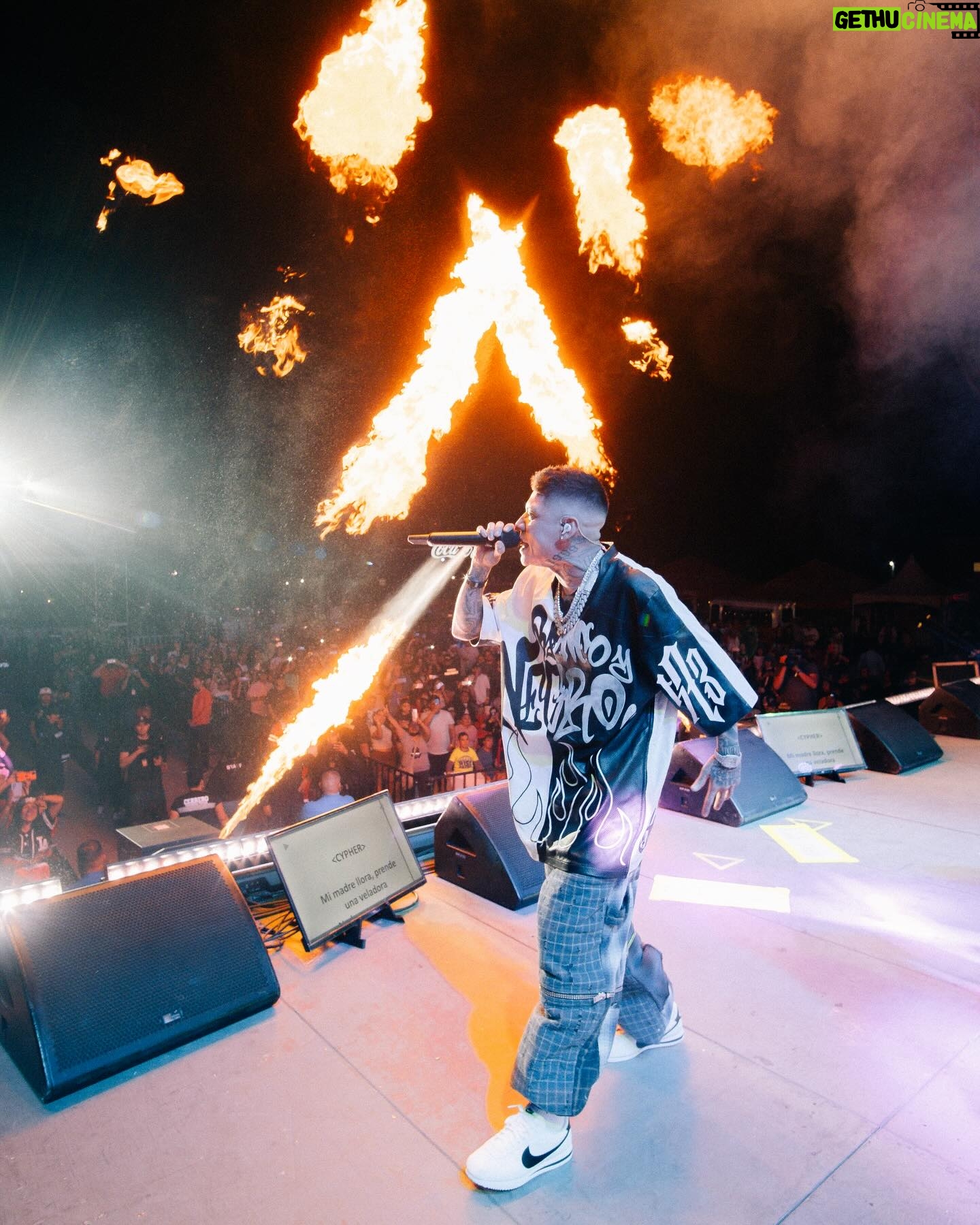 Santa Fe Klan Instagram - Y como Baila Santa Rita Chihuahua 🔥🔥🔥 MUCHAS GRACIAS POR ACOMPAÑARNOS RAZA!! Se rifaron! Pura Música de Barrio 🔥🎶🇲🇽 ARRIBA LA SANTA!! 💀 @473music_oficial #ʙʟᴀɴᴄᴏʏɴᴇɢʀᴏ 📸: @aese13