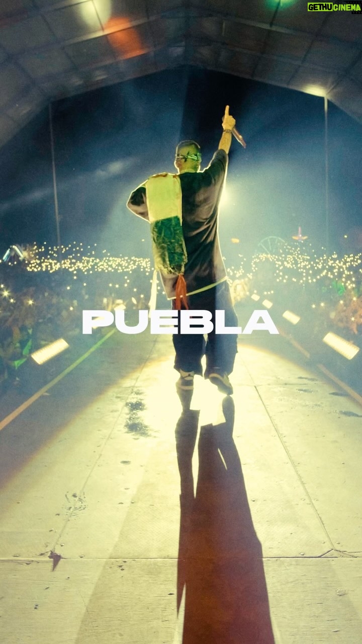 Santa Fe Klan Instagram - PUEBLA 馃敟 Se prendi贸 el cerro 馃敟馃サ馃嵒 La pase bien chingon banda, gracias a todos por acompa帽arnos!! Pura Musica de Barrio! 馃幎馃嚥馃嚱 馃摴: @aese13