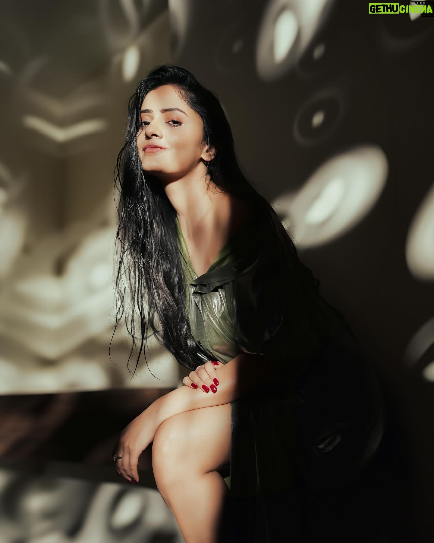 Sanya Thakur Instagram - The most beautiful things you can wear are your self-confidence and your self-love.😇 . 📷 : @sahil_navadiya_ 💄 : @makeup_asfaque . . . #smile #nightlights #instadaily #mood