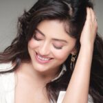 Sanya Thakur Instagram – Shape of me !!! 
Pc @dabbooratnani 
Makeup @sabakhanmakeup @hairby_shivanik  #sanyathakur #sanya #newpost #picoftheday #glam