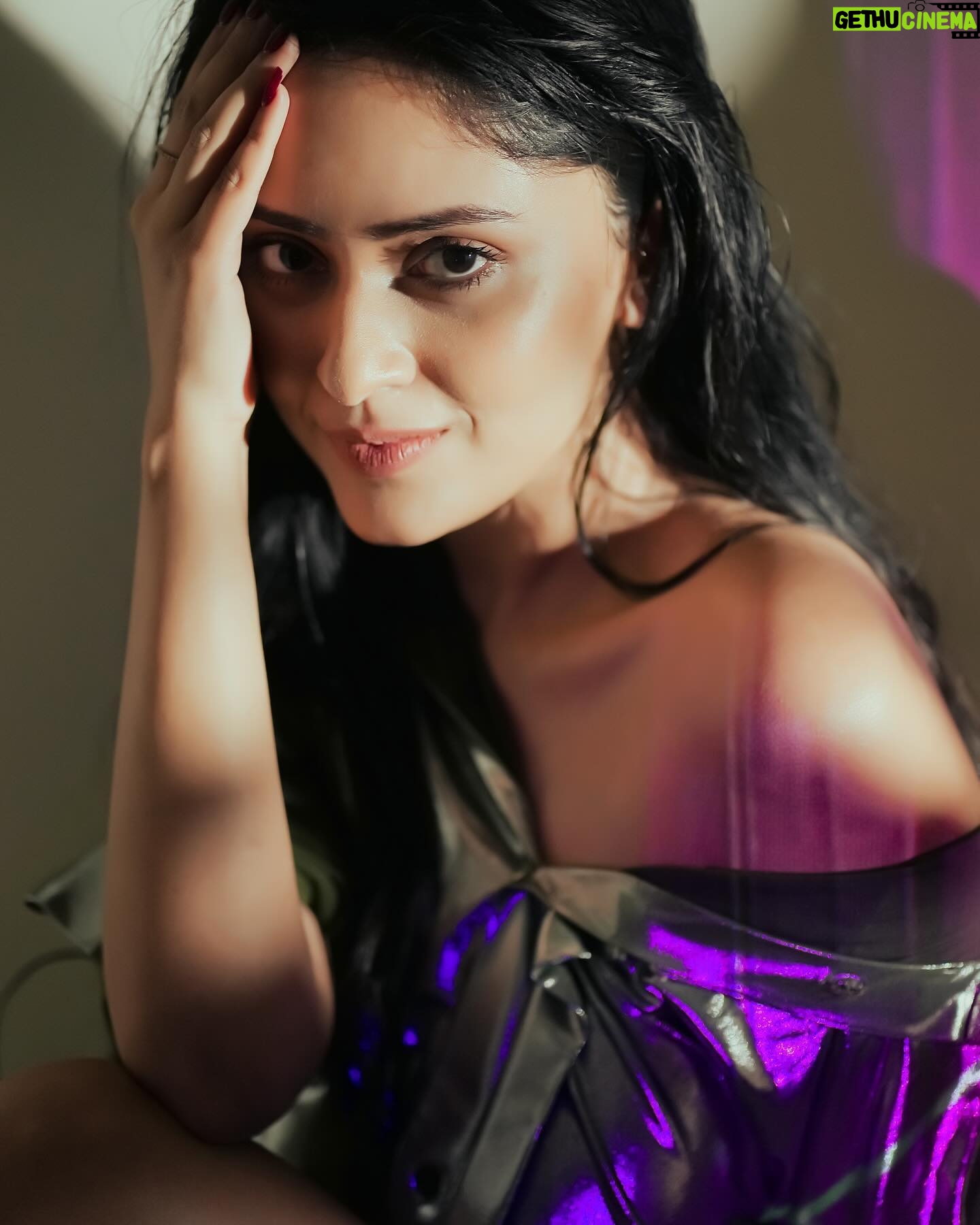 Sanya Thakur Instagram - The most beautiful things you can wear are your self-confidence and your self-love.😇 . 📷 : @sahil_navadiya_ 💄 : @makeup_asfaque . . . #smile #nightlights #instadaily #mood