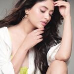 Sanya Thakur Instagram – Shape of me !!! 
Pc @dabbooratnani 
Makeup @sabakhanmakeup @hairby_shivanik  #sanyathakur #sanya #newpost #picoftheday #glam