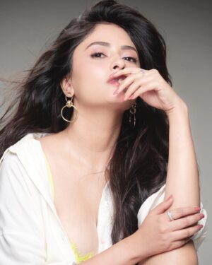 Sanya Thakur Instagram - Shape of me !!! 
Pc @dabbooratnani 
Makeup @sabakhanmakeup @hairby_shivanik  #sanyathakur #sanya #newpost #picoftheday #glam
