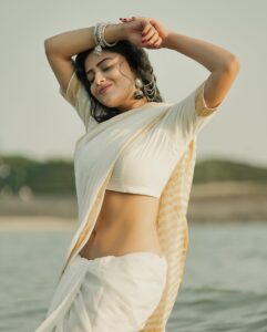 Sanya Thakur Instagram - Saree look - Always 💕 😍 . . 📷 @sahil_navadiya_ & team @fashion.by_snf 💄 @makeup_asfaque . . #fashion #photoshoot #photooftheday #indianwear #tradition