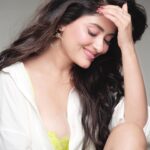 Sanya Thakur Instagram – Shape of me !!! 
Pc @dabbooratnani 
Makeup @sabakhanmakeup @hairby_shivanik  #sanyathakur #sanya #newpost #picoftheday #glam