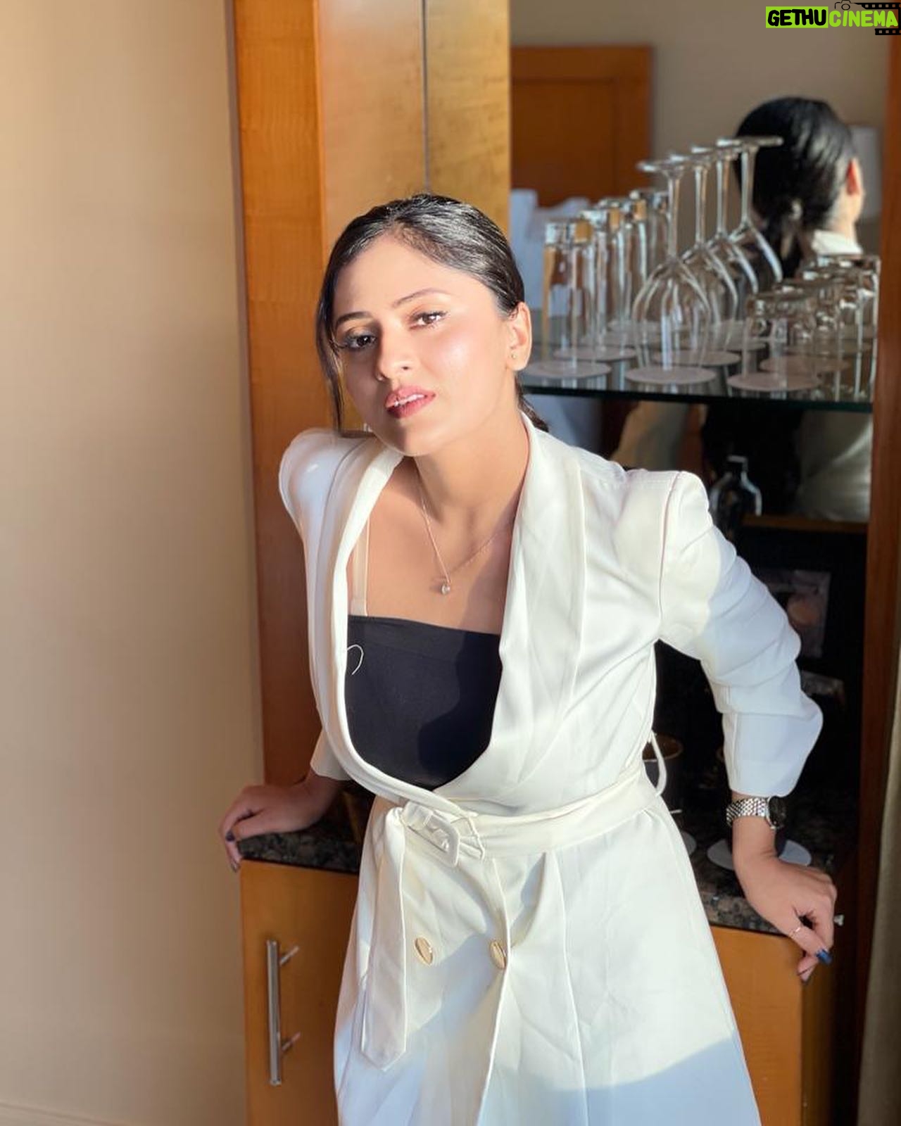 Sanya Thakur Instagram - Hello Sun-kissed 💋. Pc and mua @makeup_asfaque #sanyathakur #newpost