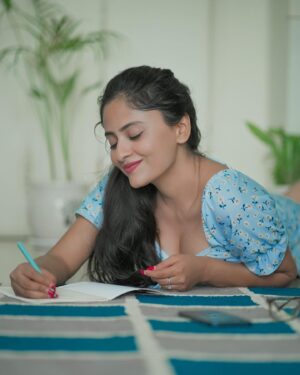 Sanya Thakur Instagram - Tere likhe panne mein aaj bhi  palat jaati hu..bina tujhe chhue ,mein tujhe yuhi aaj bhi chhu jaati hu….

Pc - @sahil_navadiya_ 

#pen #writing #yours #love #paper #khhats #sanyathakur