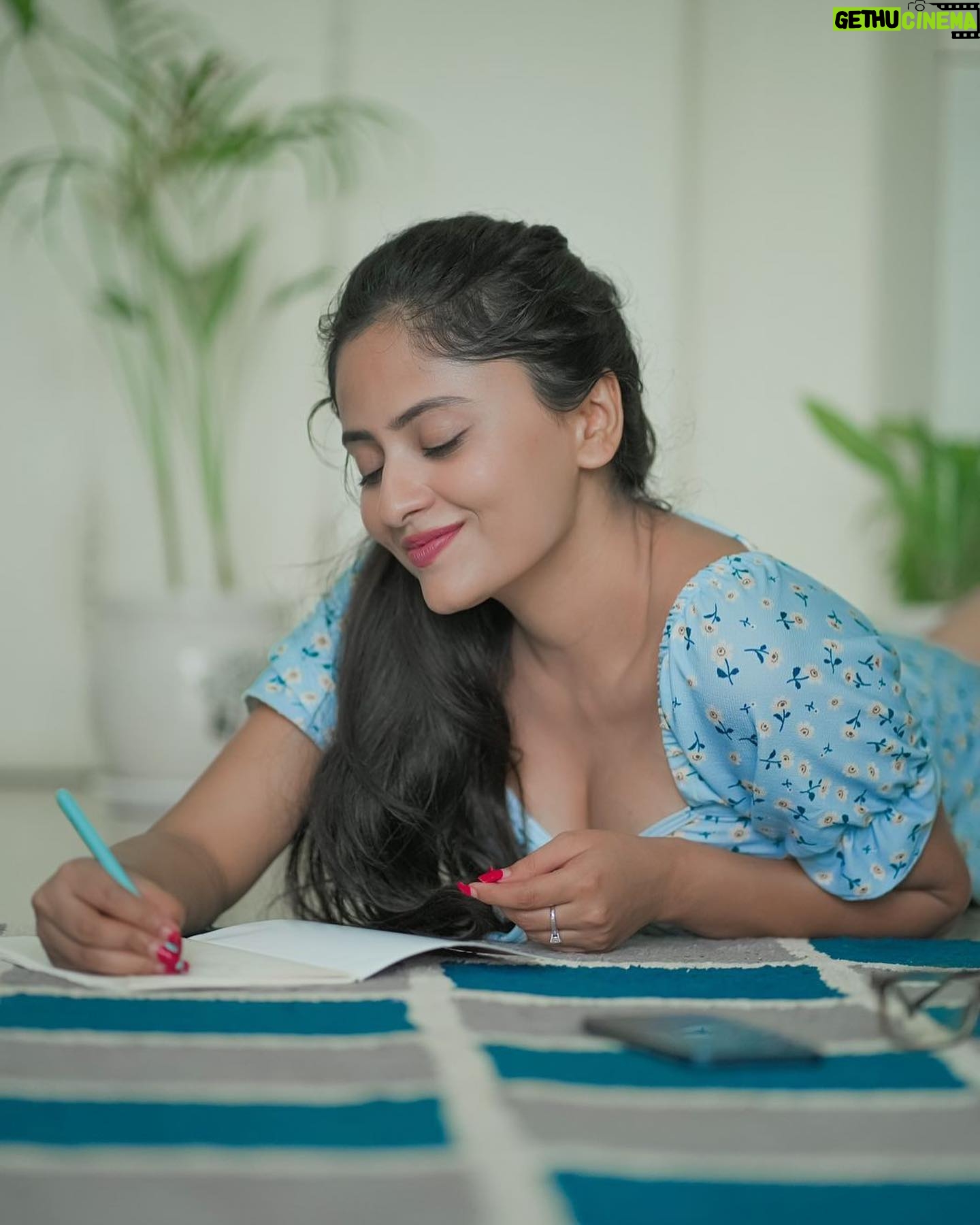 Sanya Thakur - 9.5K Likes - Tere likhe panne mein aaj bhi palat jaati hu..bina tujhe chhue ,mein tujhe yuhi aaj bhi chhu jaati hu….
Pc - @sahil_navadiya_
#pen #writing #yours #love #paper #khhats #sanyathakur