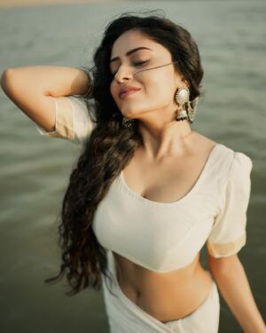 Sanya Thakur Instagram - Saree look - Always 💕 😍
.
.
📷 @sahil_navadiya_ & team @fashion.by_snf 
💄 @makeup_asfaque 
.
.
#fashion #photoshoot #photooftheday #indianwear #tradition