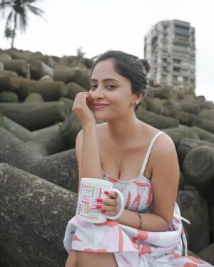 Sanya Thakur Instagram - You can’t break the confidence of a girl who dares to leave home with oily hair 😅💕. Pc @sahil_navadiya_  #goodmorning #teaincoffeemug #iloveyou #sanyathakur
