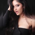 Sanya Thakur Instagram - Swipe right to see the real me ! #sanyathakur #newpost