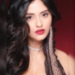 Sanya Thakur Instagram - It’s Christmas 🎄 Eve , lately 💃 So here I’m wishing you all ,Merry Christmas 🤶✨ Pc @dabbooratnani Makeup 💄 @sabakhanmakeup Hair @hairby_shivanik #merrychristmas #goodmorning #iloveredlips
