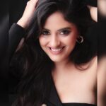 Sanya Thakur Instagram - Smile even if it is infectious like fire 🔥. Pc @dabbooratnani #sanyathakur #newlook #newpost