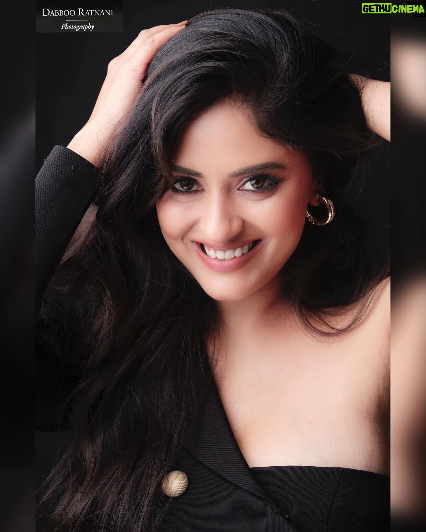 Sanya Thakur Instagram - Smile even if it is infectious like fire 🔥. Pc @dabbooratnani #sanyathakur #newlook #newpost