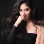 Sanya Thakur Instagram - Smile even if it is infectious like fire 🔥. Pc @dabbooratnani #sanyathakur #newlook #newpost