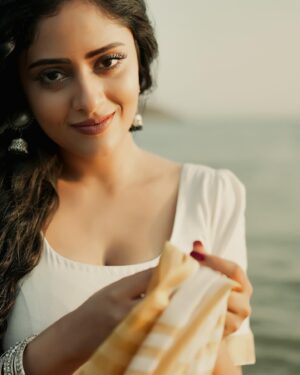 Sanya Thakur Instagram - In a world chasing trends, I aspire to be a timeless classic #indianlook 
.
.
📷 @sahil_navadiya_ & team @fashion.by_snf 
💄 @makeup_asfaque 
.
.
#fashion #photoshoot #photooftheday #indianwear #tradition