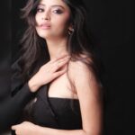 Sanya Thakur Instagram - Smile even if it is infectious like fire 🔥. Pc @dabbooratnani #sanyathakur #newlook #newpost