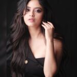 Sanya Thakur Instagram - Smile even if it is infectious like fire 🔥. Pc @dabbooratnani #sanyathakur #newlook #newpost