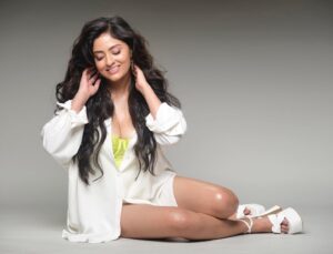 Sanya Thakur Instagram - Shape of me !!! 
Pc @dabbooratnanistudio 
Makeup @sabakhanmakeup @hairby_shivanik  #sanyathakur#sanya#new #trandy #love