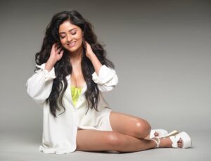 Sanya Thakur Instagram - Shape of me !!! 
Pc @dabbooratnanistudio 
Makeup @sabakhanmakeup @hairby_shivanik  #sanyathakur#sanya#new #trandy #love