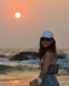 Sara Ali Khan Instagram - Are you a beach or mountain person? I’m a sunset seeking, peace loving, safety searching, sibling needing kind of person 🌅🌄☮️🕊️🥰 @______iak______