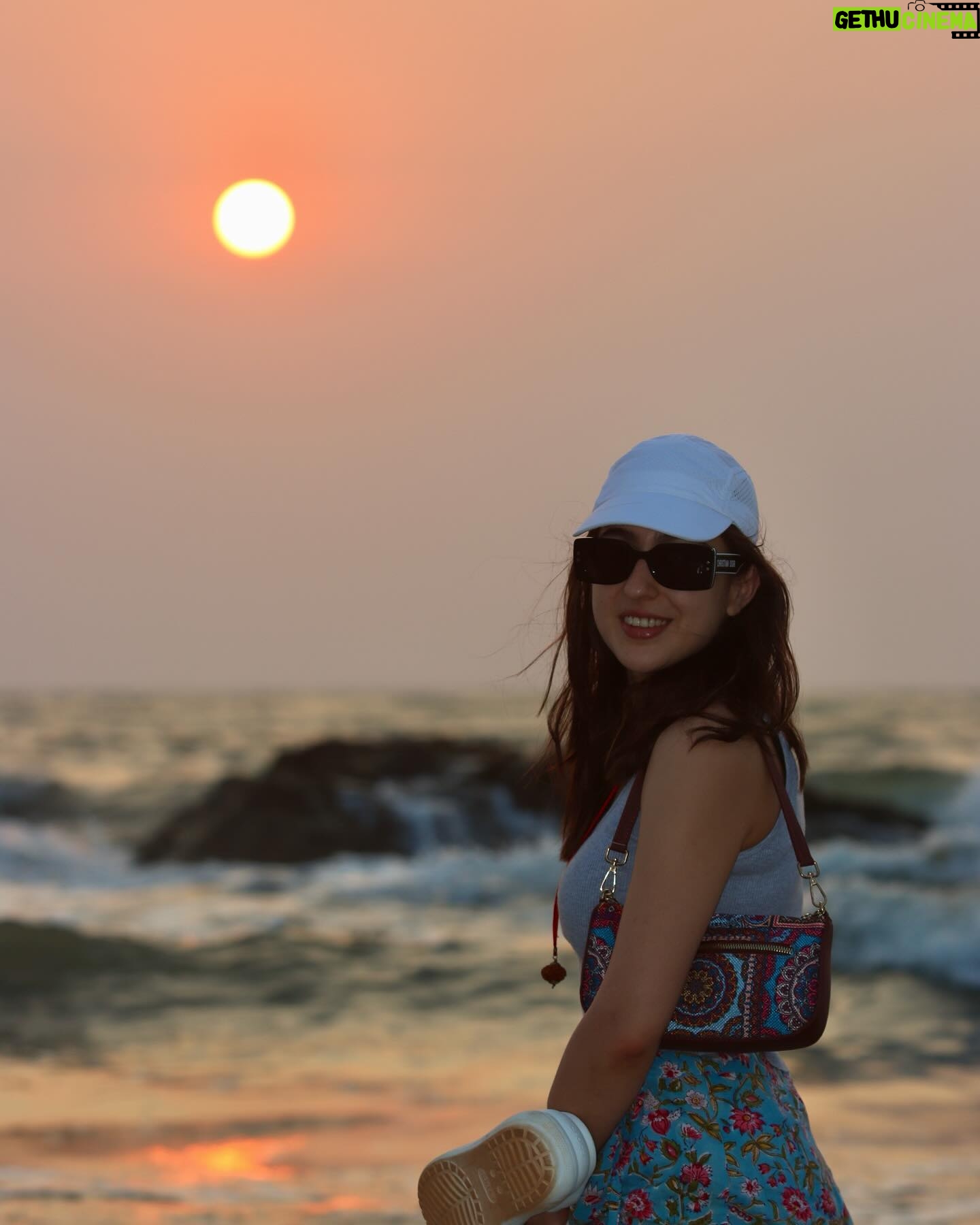 Sara Ali Khan Instagram - Are you a beach or mountain person? Iām a sunset seeking, peace loving, safety searching, sibling needing kind of person š
šā®ļøšļøš„° @______iak______