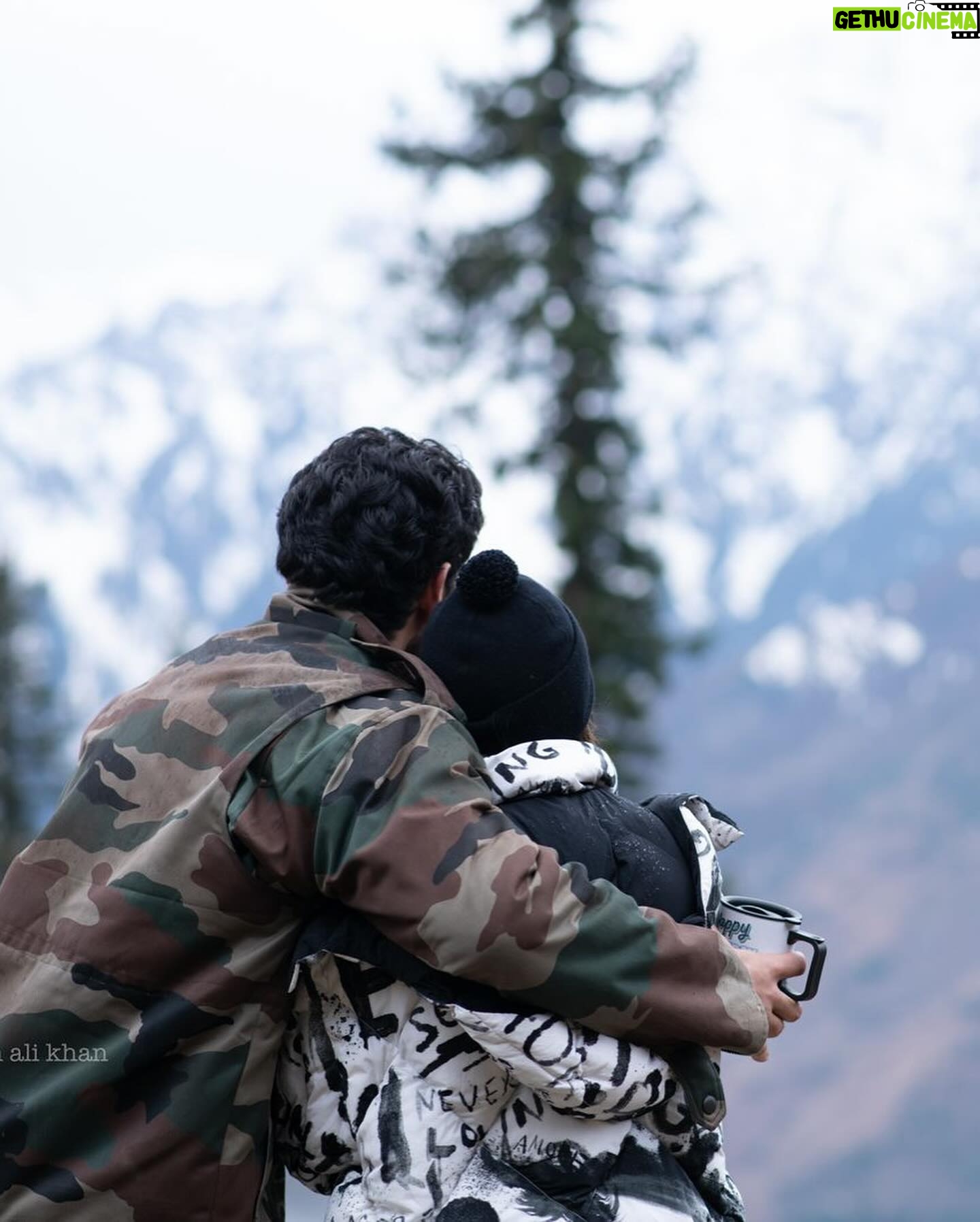 Sara Ali Khan Instagram - Are you a beach or mountain person? Iām a sunset seeking, peace loving, safety searching, sibling needing kind of person š
šā®ļøšļøš„° @______iak______