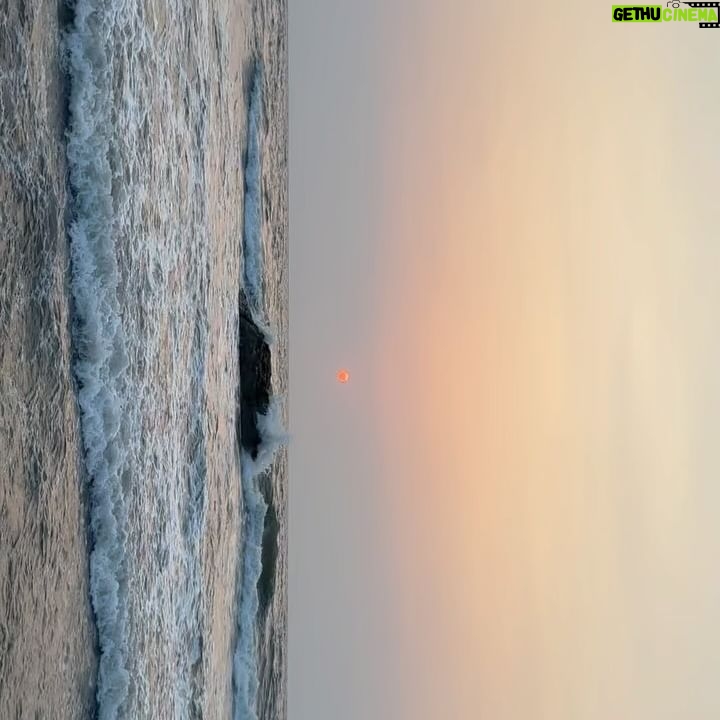 Sara Ali Khan Instagram - Are you a beach or mountain person? Iām a sunset seeking, peace loving, safety searching, sibling needing kind of person š
šā®ļøšļøš„° @______iak______
