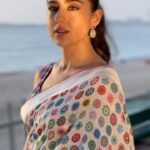 Sara Ali Khan Instagram - Wishing everyone a Happy & Safe holi 🎨🧡🩷🩵 Feeling sunkissed ☀️ in my Saree with rangoli 🟣🟢🟡 And also Happy Birthday to Usha Mehta Ji🥰🇮🇳 What a woman! Spirited and Fiery 🔥💥 Feel only grateful to have been able to tell your story 🙏🏻 A story of sacrifice which became a legacy of glory 🎆🎇 #purnima #gratitude #joy