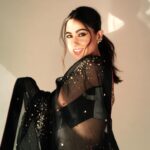 Sara Ali Khan Instagram – Aap sab se milkar laga bahut Pyaara🥰
Thank you Darshaks for your constant Sahara🙌
And giving me Love- Bambi, Usha ya Sara ❤️‍🔥🙏🏻

Only gratitude as Murder Mubarak is now streaming on @netflix_in and Ae Watan Mere Watan on @primevideoin 🍿❤️‍🔥🇮🇳🙏🏻📻🎬