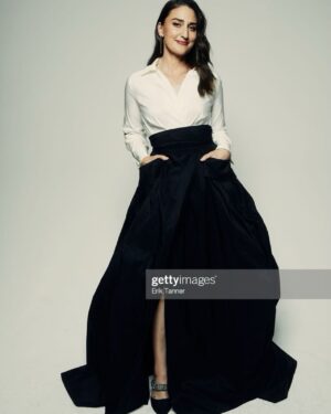Sara Bareilles Instagram - Get styled by @savwhite in a killer dress from @carolinaherrera , some shoes you would play basketball in (if you played basketball)by @charlesandkeithhh, hair by @jemmamuradian, makeup by @tobimakeup - and a fiancé like @joetipps who understands the assignment…. Let your leg go to the ball!!! 
@waitressmusical premiere at @tribeca. 
Photographs by the amazing @eriktanner