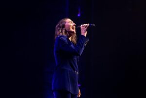 Sara Bareilles Instagram - #broadwayforbiden ❤️🇺🇸🏳️‍🌈🏳️‍⚧️
This event was unforgettable for many reasons. From climate protesters “singing” along with me about issues I totally agree with, to  laughing and marveling at my incredible friends in theater, to sharing a deep conversation about how important firefighters are with @potus himself- I am reminded that the next election means so much. ALL the work we have to do depends on, among many things, making sure we win elections and especially this one. It is unthinkable to imagine the alternative. It was an honor and I love these pictures so much! Thank you @emilcohen!!