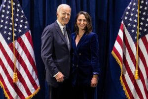 Sara Bareilles Instagram - #broadwayforbiden ❤️🇺🇸🏳️‍🌈🏳️‍⚧️
This event was unforgettable for many reasons. From climate protesters “singing” along with me about issues I totally agree with, to  laughing and marveling at my incredible friends in theater, to sharing a deep conversation about how important firefighters are with @potus himself- I am reminded that the next election means so much. ALL the work we have to do depends on, among many things, making sure we win elections and especially this one. It is unthinkable to imagine the alternative. It was an honor and I love these pictures so much! Thank you @emilcohen!!