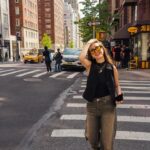 Saraí Meza Instagram - Estoy tarde para postear esto de hace tres semanas? Naaahhhh. Y aguántense el spam porque por azares de la vida (el azar de la vida: @pamela.moreno ) volveré muy pronto. Uf, a esta ciudad podría dedicarle páginas enteras del por qué me gusta tanto y de todo lo que me hace sentir. Platicaba con mis amigos de este último trip, y aunque he ido varias veces, cada viaje tiene su propia magia y es único e irrepetible. Además es un lugar que no deja de sorprenderme. He llegado a la conclusión de que tal vez solo es un state of mind (no pun intended jaja 😜) pero cuando estoy aquí me siento más yo que en cualquier otra parte, es muy loco. Luego, fun fact, descubrí que existe algo que se llama astrocartografía, que básicamente es una técnica astrológica moderna y su idea principal es que el lugar que nos rodea impacta e influencía directamente en quiénes somos. Suena medio obvio pero justo es una herramienta muy cool que te ayuda a identificar qué lugares se alinean más con tus propósitos y metas. Leí sobre eso hace poco y me voló la cabeza, porque definitivamente hay lugares que nos inspiran más que otros. Si me lo hago les cuento si me salió NY pero estoy casi segura que algo revelador encontraré. until next time nyc <3 Gracias por las fotitos @nicolaszilkha ✨