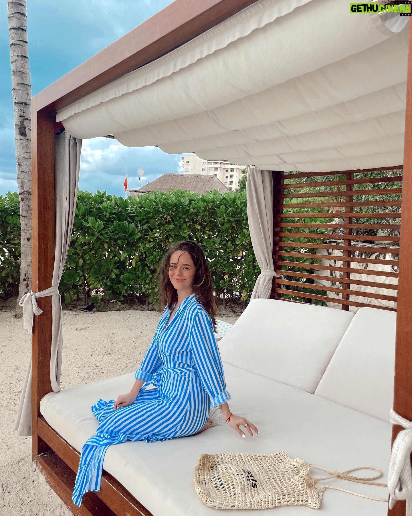 Saraí Meza Instagram - Con el frío que hace en mi depa solo puedo pensar en volver a @breathlesscancunsoul y tomar un poquito de sol 🥹