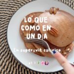 Saraí Meza Instagram – 👋🏼👋🏼 Welcome a esta serie nueva donde les compartiré todo lo que como en un día. El objetivo es darles ideas de recetas para que coman rico y sano :) *disclaimer* yo no soy experta en el área ni profesional en el tema, simplemente quiero compartirles lo que me gusta 🩷 Recuerden que cada cuerpo es diferente, siempre asesórense con un nutriólogo con base a sus medidas y objetivos 🫰🏻

HOT CAKES DE AVENA:
🌸1/2 taza de harina de avena (mi favorita es la sin gluten de la marca Bob’s Red Mill)
🌸2 claras de huevo 
🌸1/4 taza de leche light 
🌸1/2 plátano 
🌸1 cdita de cacao en polvo
🌸endulzante (a mi me gusta el monk fruit)

LATTE
🌸café de cápsula 
🌸1 cdita de vainilla
🌸leche light al gusto
🌸monk fruit

CARNE ASADA
🌸 90gr. Carne de res 
🌸 1/2 papa al horno con cebolla y ajo picado

ENSALADA
🌸 3 tazas de lechuga 
🌸 5 jitomates cherry 
🌸 1/3 aguacate o 1 cdita de aceite de oliva extra virgen 
🌸 limoncitooo

PIZZA DE QUESO DE CABRA
🌸pan pita integral 
🌸pasta de tomate sin azúcar 
🌸1/2 pimiento morrón
🌸90g de queso de cabra 
Poner en la AirFryer a 170ºF por 12 mins 

Y el helado pues lo compré por ahí jeje 😛