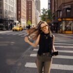 Saraí Meza Instagram - Estoy tarde para postear esto de hace tres semanas? Naaahhhh. Y aguántense el spam porque por azares de la vida (el azar de la vida: @pamela.moreno ) volveré muy pronto. Uf, a esta ciudad podría dedicarle páginas enteras del por qué me gusta tanto y de todo lo que me hace sentir. Platicaba con mis amigos de este último trip, y aunque he ido varias veces, cada viaje tiene su propia magia y es único e irrepetible. Además es un lugar que no deja de sorprenderme. He llegado a la conclusión de que tal vez solo es un state of mind (no pun intended jaja 😜) pero cuando estoy aquí me siento más yo que en cualquier otra parte, es muy loco. Luego, fun fact, descubrí que existe algo que se llama astrocartografía, que básicamente es una técnica astrológica moderna y su idea principal es que el lugar que nos rodea impacta e influencía directamente en quiénes somos. Suena medio obvio pero justo es una herramienta muy cool que te ayuda a identificar qué lugares se alinean más con tus propósitos y metas. Leí sobre eso hace poco y me voló la cabeza, porque definitivamente hay lugares que nos inspiran más que otros. Si me lo hago les cuento si me salió NY pero estoy casi segura que algo revelador encontraré. until next time nyc <3 Gracias por las fotitos @nicolaszilkha ✨