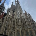 Saraí Meza Instagram - 48 hrs en barcelona 1: abro debate, si el perro se para es igual o más alto que yo? 2: casa batlló 🫶🏻 3: crema catalana que in fact, estaba bien buena 4: sagrada familia, de lo más hermoso que vi. Si pudiera elegir a cualquier persona para tener una conversación, sin duda elegiría a Gaudí, era un genio y artista. 5: si si mucha cultura, también un poco de beboteo 6: casa batlló x2… también por gaudí. 7: más beboteo, y ni modeeeeee 8: Fes-me un petó 🤍 9: Gaudí reviveeeeeeeee 🥲