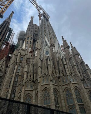 Saraí Meza Instagram - 48 hrs en barcelona 

1: abro debate, si el perro se para es igual o más alto que yo? 
2: casa batlló 🫶🏻
3: crema catalana que in fact, estaba bien buena
4: sagrada familia, de lo más hermoso que vi. Si pudiera elegir a cualquier persona para tener una conversación, sin duda elegiría a Gaudí, era un genio y artista.
5: si si mucha cultura, también un poco de beboteo
6: casa batlló x2… también por gaudí.
7: más beboteo, y ni modeeeeee
8: Fes-me un petó 🤍
9: Gaudí reviveeeeeeeee 🥲