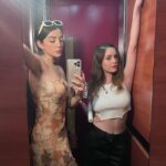 Saraí Meza Instagram - 48 hrs en barcelona 1: abro debate, si el perro se para es igual o más alto que yo? 2: casa batlló 🫶🏻 3: crema catalana que in fact, estaba bien buena 4: sagrada familia, de lo más hermoso que vi. Si pudiera elegir a cualquier persona para tener una conversación, sin duda elegiría a Gaudí, era un genio y artista. 5: si si mucha cultura, también un poco de beboteo 6: casa batlló x2… también por gaudí. 7: más beboteo, y ni modeeeeee 8: Fes-me un petó 🤍 9: Gaudí reviveeeeeeeee 🥲
