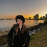 Saraí Meza Instagram - así, con los brazos abiertos (2) le doy la bienvenida a Sary del 2024 abrazo tus nuevas versiones y matices (si llegas a tenerlos. Si no, también está bien) me comprometo a encaminarte hacia una vida en la que tu estado natural sea la confianza y no el miedo. estoy ansiosa de construirte y de ver todo lo que la vida tiene preparado para este año 🤸🏻‍♂️