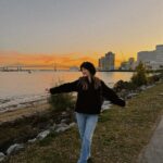 Saraí Meza Instagram - así, con los brazos abiertos (2) le doy la bienvenida a Sary del 2024 abrazo tus nuevas versiones y matices (si llegas a tenerlos. Si no, también está bien) me comprometo a encaminarte hacia una vida en la que tu estado natural sea la confianza y no el miedo. estoy ansiosa de construirte y de ver todo lo que la vida tiene preparado para este año 🤸🏻‍♂️