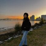 Saraí Meza Instagram - así, con los brazos abiertos (2) le doy la bienvenida a Sary del 2024 abrazo tus nuevas versiones y matices (si llegas a tenerlos. Si no, también está bien) me comprometo a encaminarte hacia una vida en la que tu estado natural sea la confianza y no el miedo. estoy ansiosa de construirte y de ver todo lo que la vida tiene preparado para este año 🤸🏻‍♂️