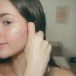 Saraí Meza Instagram - levante la mano mi gente con piel sensible 👀 ufff si yo les contara LA CANTIDAD de productos que he probado que mi pielecita sensible y con rosácea no tolera, se van para atrás. Pero por fin encontré una linea que es gentil con mi piel, me ayuda a tratar la rosácea y también se adapta a mi estilo de vida, que al final es lo más importante. Cetaphil Pro Ar Calm Control es a prueba de brillo, así que para las personitas que trabajamos enfrente de reflectores nos viene muy bien. Les dejo mi rutina de dia para cuando grabo (y la verdad siempre) aprobada por mi dermatóloga 👌🏼: 1. Cetaphil PRO AR espuma de limpieza 2. Cetaphil crema hidratante PRO AR 3. Protector solar 4. bálsamo hidratante de labios #LoNuestroEsLaPiel #LoTuyoEsVivir #VisitaTuDermatologo @cetaphil_mexico